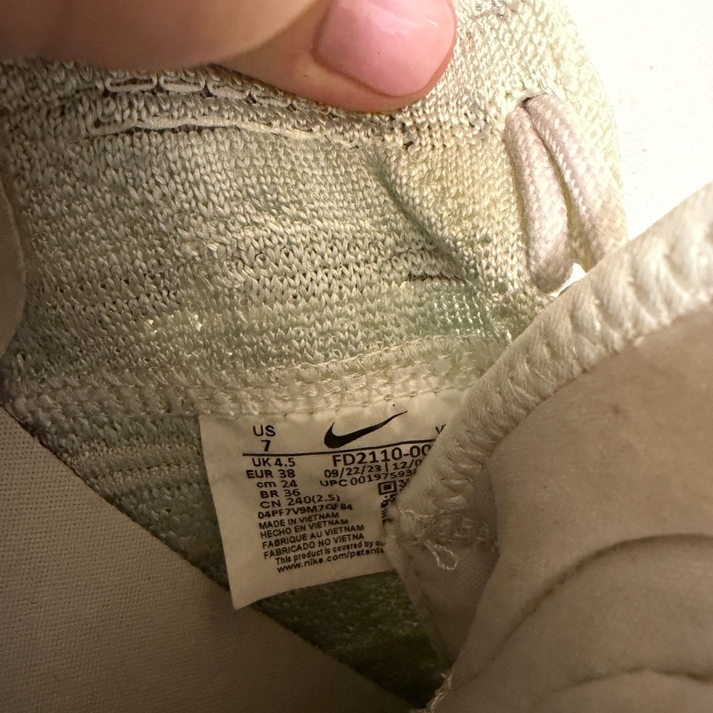 Nike Women's Air Max Flyknit Venture - Cream and Tan - Picture 6 of 6